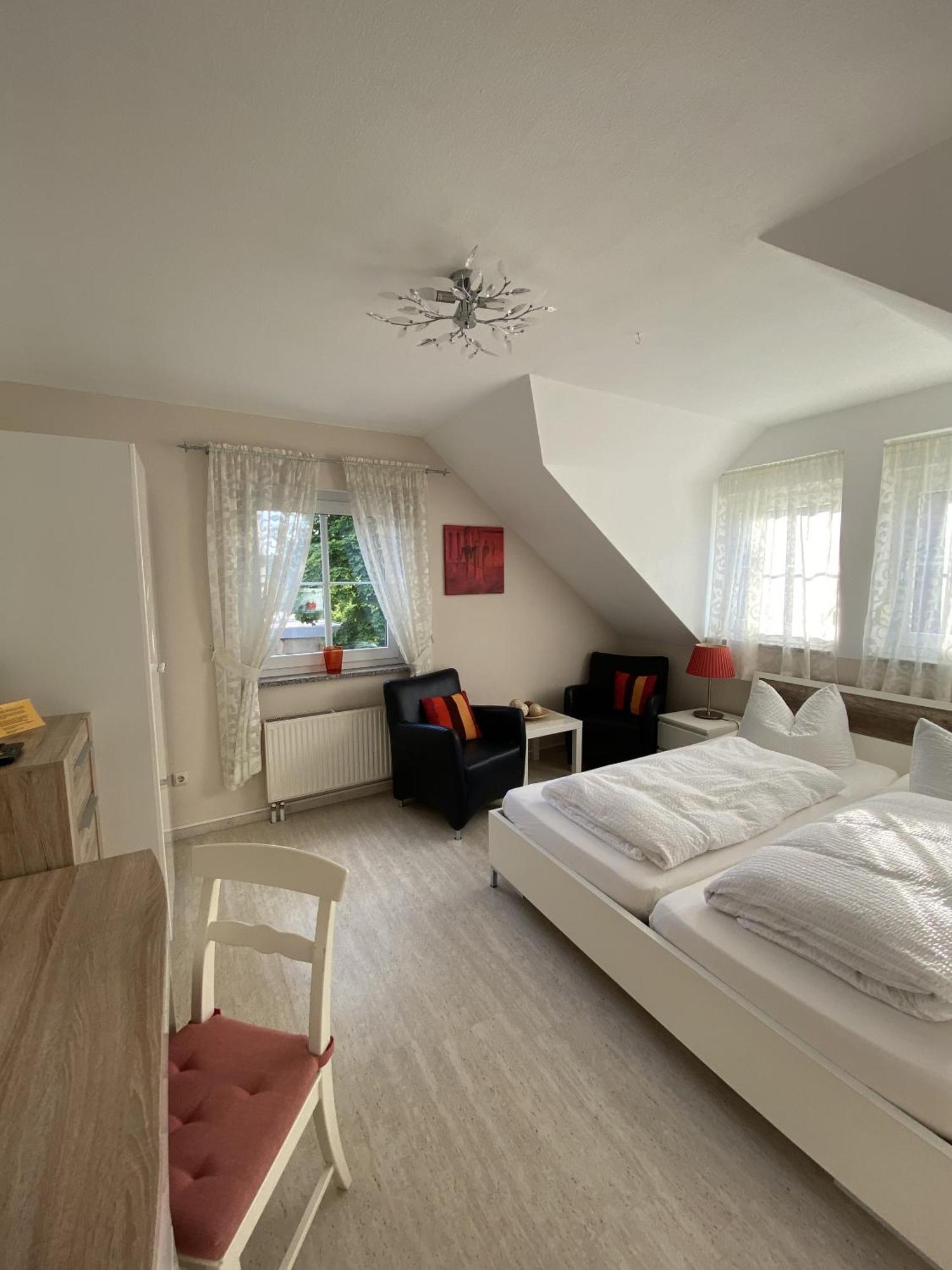 Apartments Und Zimmer Gaestehaus Matthias Dresde Habitación foto